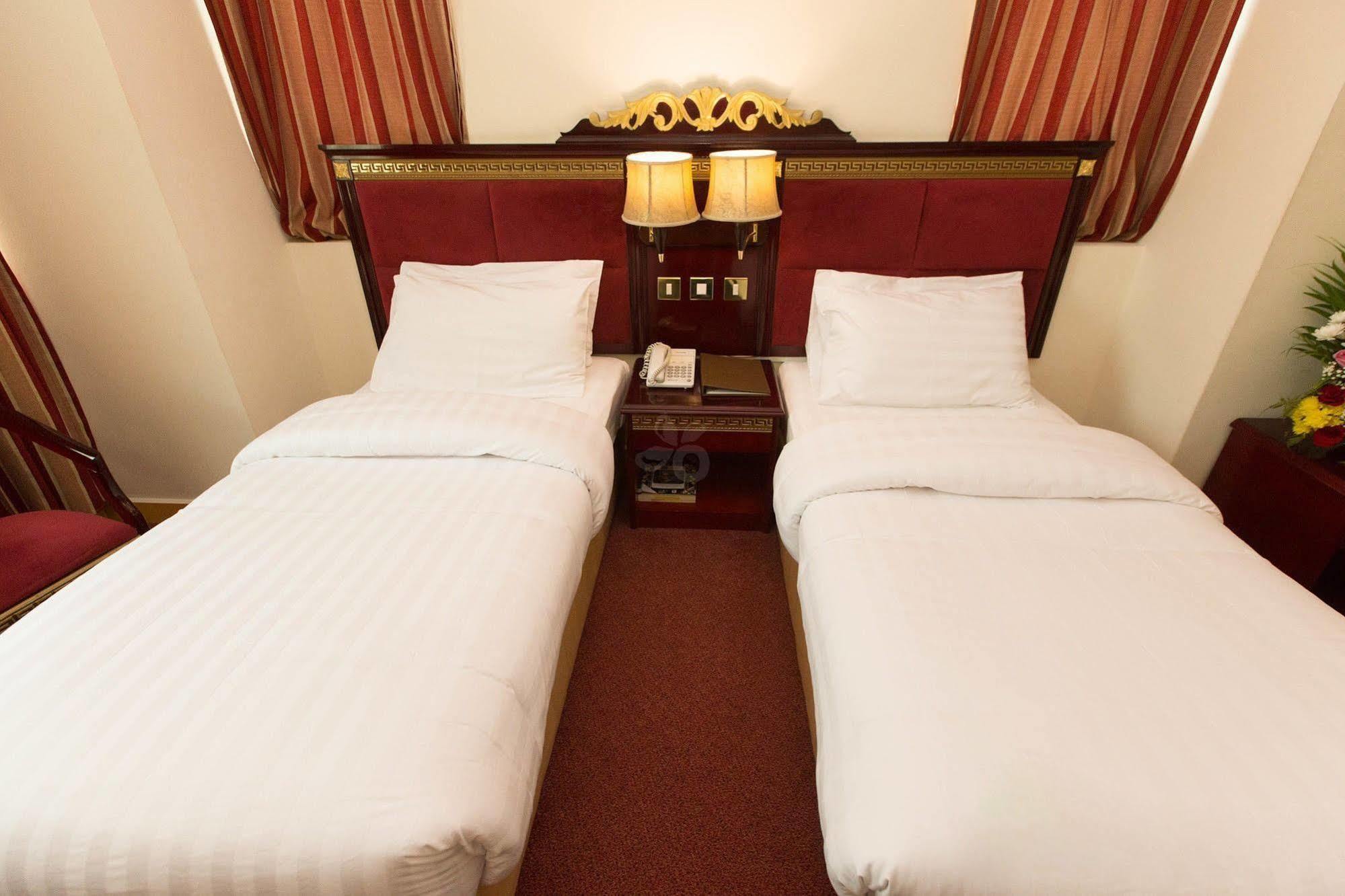 Comfort Inn Hotel Deira Dubai Exteriör bild